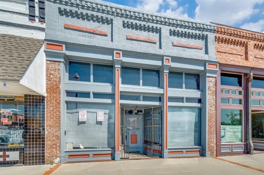 109 S Jefferson St, Pilot Point, TX à vendre - Photo de l’immeuble – Image 1 sur 12