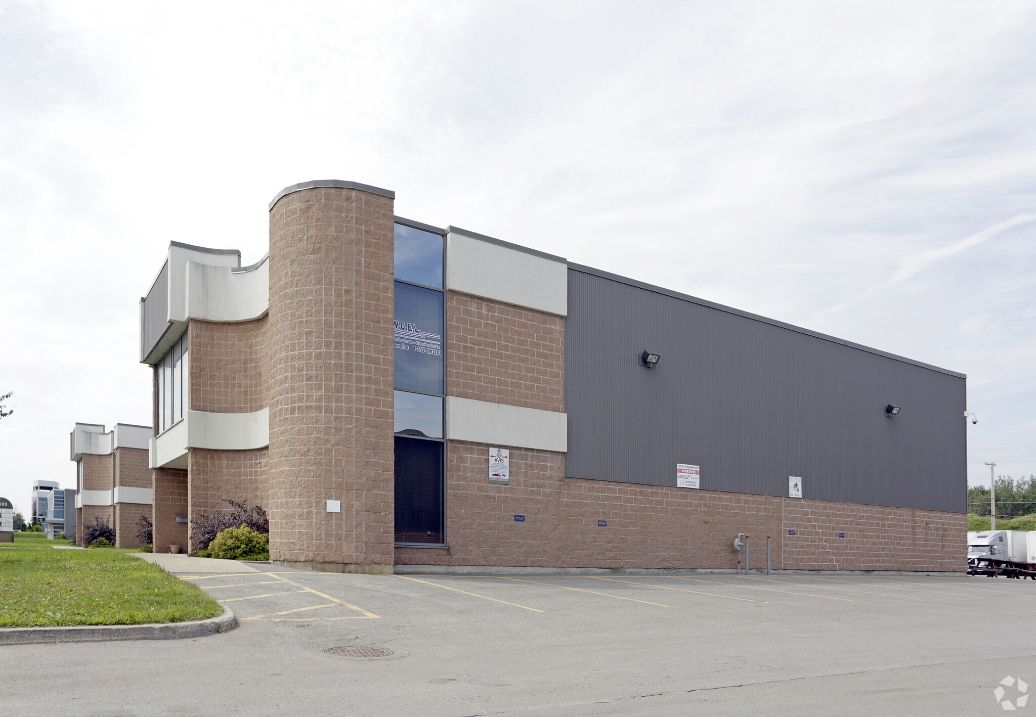 2500 Boul des Entreprises, Terrebonne, QC à louer Photo de l’immeuble– Image 1 sur 3