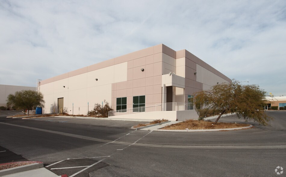 3225 W Post Rd, Las Vegas, NV à louer - Photo principale – Image 1 sur 11
