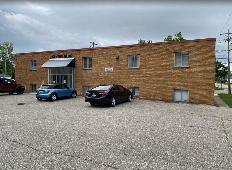 303 E Paw Paw St, Paw Paw, MI à louer - Photo de l’immeuble – Image 1 sur 7