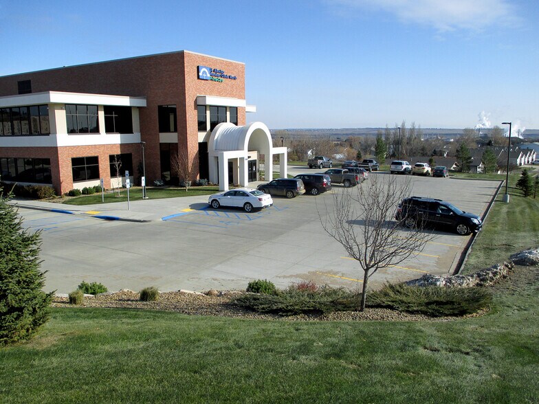 2500 Sunset Dr, Mandan, ND à louer - Photo de l’immeuble – Image 2 sur 7