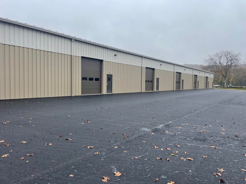 18 Francis J Clarke Cir, Bethel, Ct, Bethel, CT à louer - Photo de l’immeuble – Image 2 sur 5