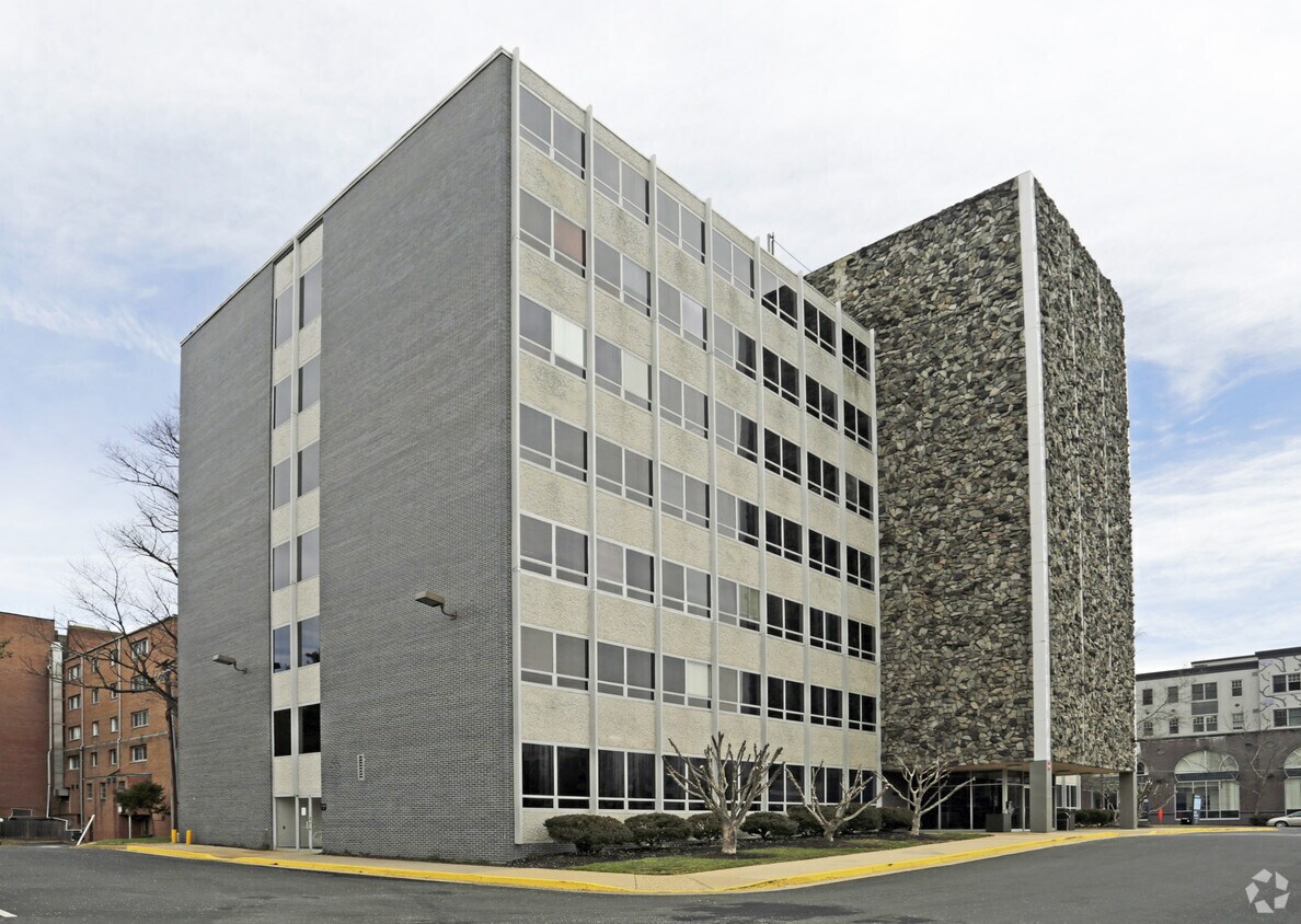 803 W Broad St, Falls Church, VA à louer Photo de l’immeuble– Image 1 sur 7