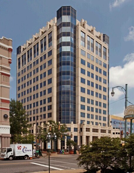 100 Peabody Pl, Memphis, TN à louer - Photo de l’immeuble – Image 2 sur 5
