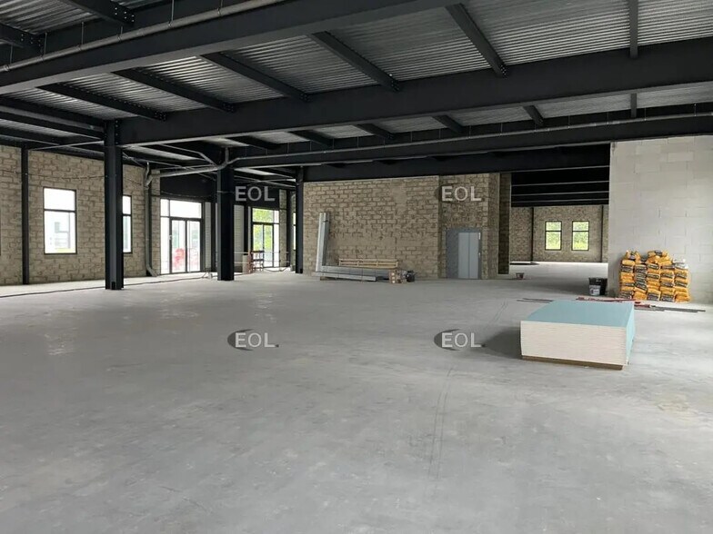 Local d’activités dans Villeneuve-la-Garenne à louer - Photo de l’immeuble – Image 2 sur 10