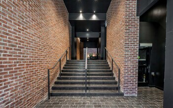 372-396 Rue Notre-Dame O, Montréal, QC à louer Hall d’entrée– Image 2 sur 4