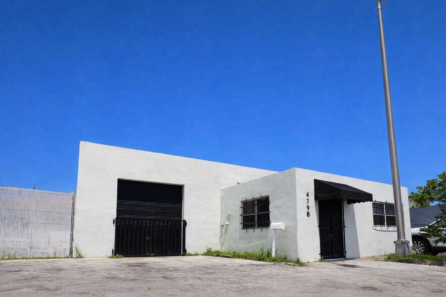 4798 E 10th Ln, Hialeah, FL à louer - Photo de l’immeuble – Image 1 sur 5