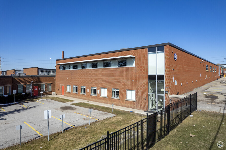 250 Bowie Ave, Toronto, ON à louer - Photo principale – Image 1 sur 7