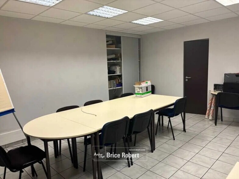 Local d'activités dans Saint-Symphorien-d'Ozon à vendre - Photo de l’immeuble – Image 3 sur 7