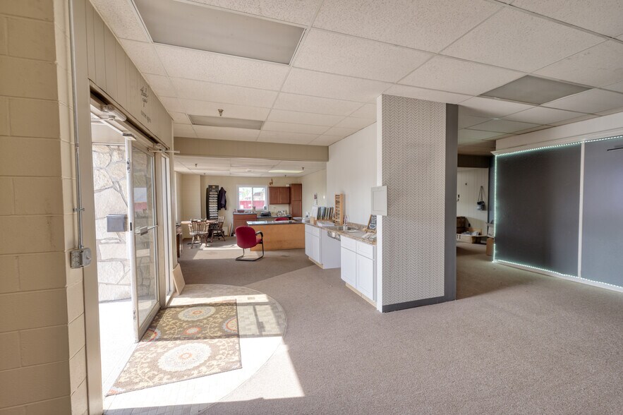 106 E Smith St, Iron Mountain, MI à vendre - Photo de l’immeuble – Image 2 sur 41
