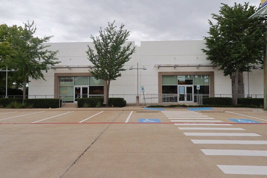 2703 W Mockingbird Ln, Dallas, TX à louer - Photo de l’immeuble – Image 2 sur 9