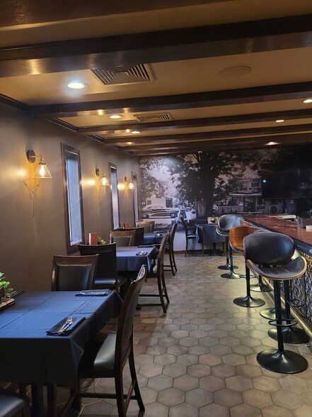 1325 Eureka Way, Redding, CA à louer - Photo de l’immeuble – Image 3 sur 6