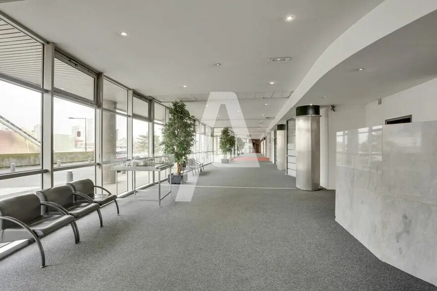 Bureau dans Ivry-sur-Seine à louer - Photo de l’immeuble – Image 1 sur 4