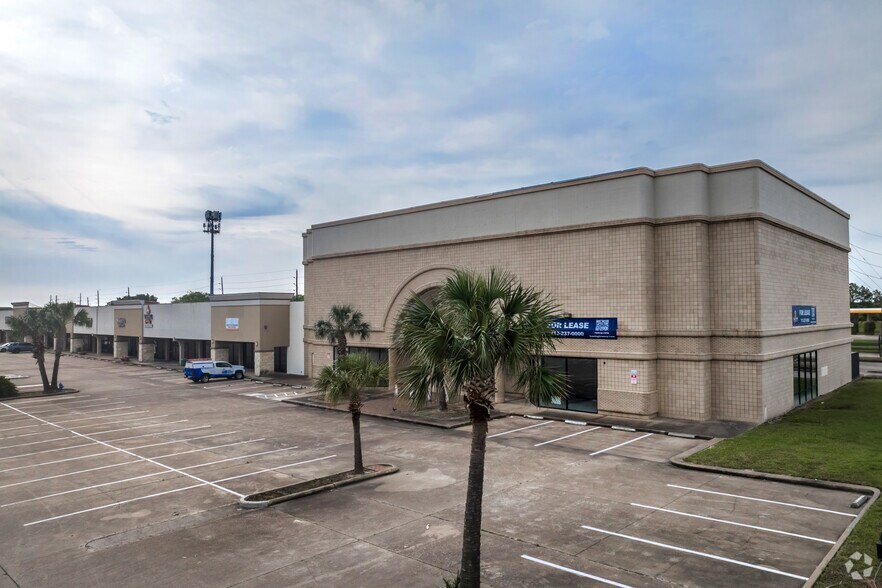 2703 S Hwy 6, Houston, TX à louer - Photo de l’immeuble – Image 2 sur 13