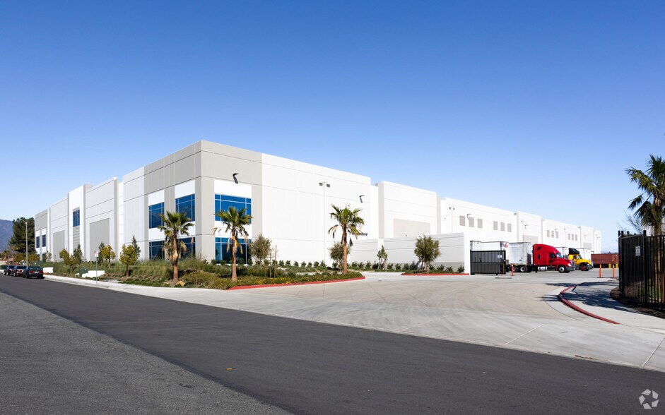 8645 Almond Ave, Fontana, CA à louer - Photo de l’immeuble – Image 3 sur 6