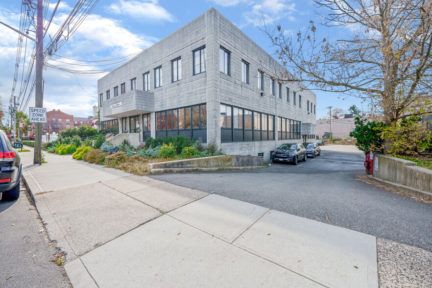 30 S Ocean Ave, Freeport, NY à louer - Photo de l’immeuble – Image 1 sur 7