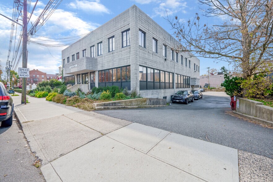 30 S Ocean Ave, Freeport, NY à louer - Photo principale – Image 1 sur 14