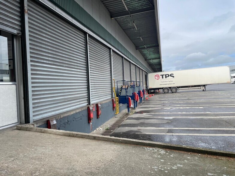 Local d’activités dans Aulnay-sous-Bois à louer - Photo de l’immeuble – Image 3 sur 10
