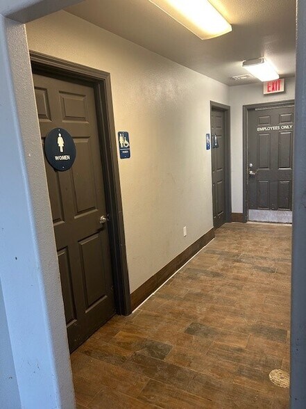 1123 E Vine St, Lodi, CA à louer - Photo de l’immeuble – Image 3 sur 9