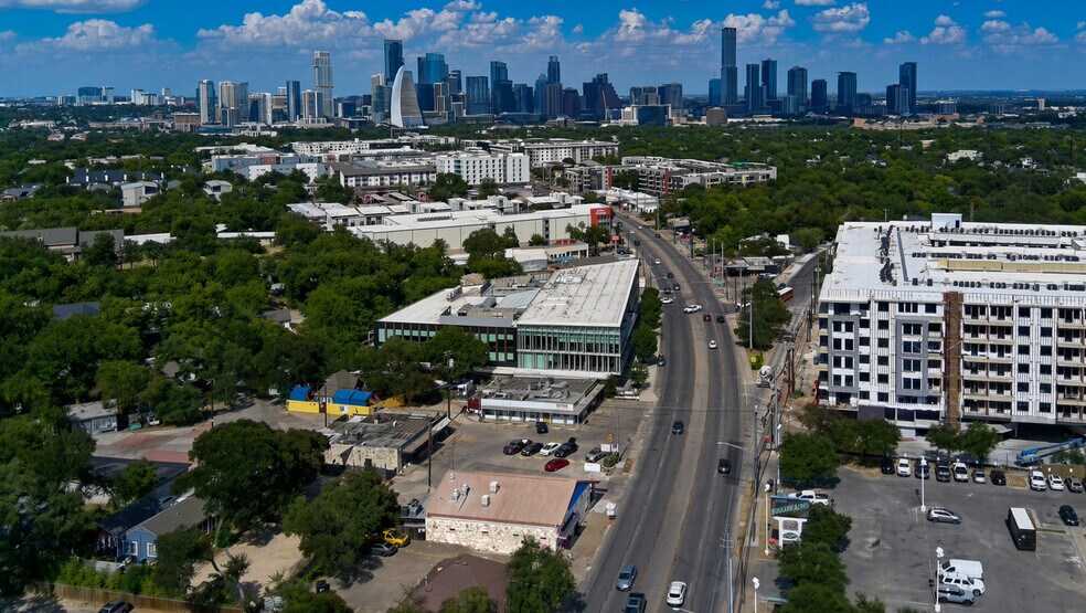2038 S Lamar Blvd, Austin, TX à louer - Photo de l’immeuble – Image 3 sur 19