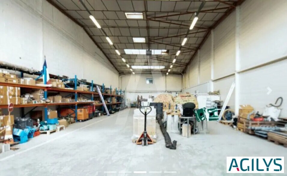 Local d’activités dans Coignières à louer - Photo de l’immeuble – Image 1 sur 5