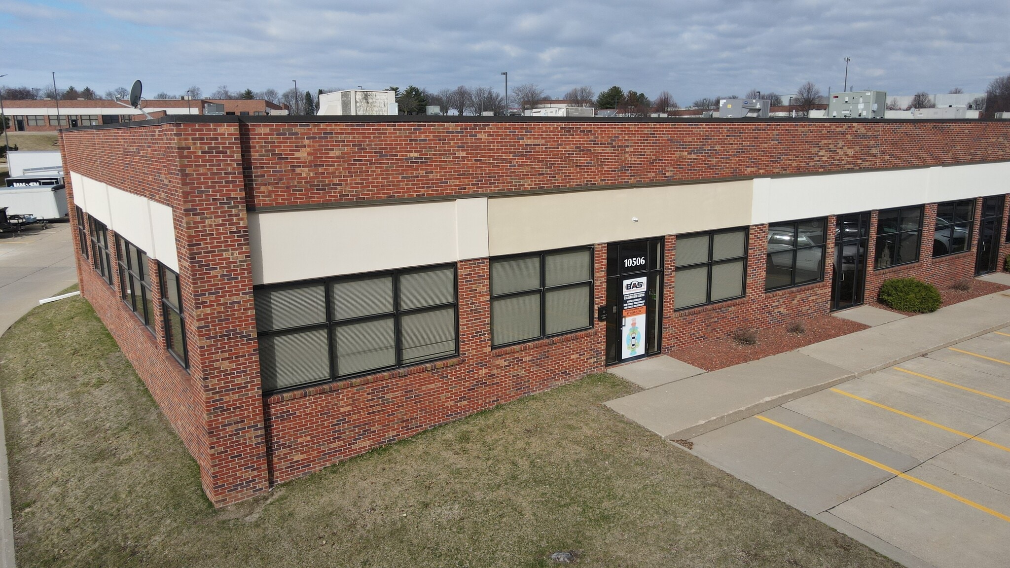 10500-10580 Justin Dr, Urbandale, IA à louer Photo de l’immeuble– Image 1 sur 4