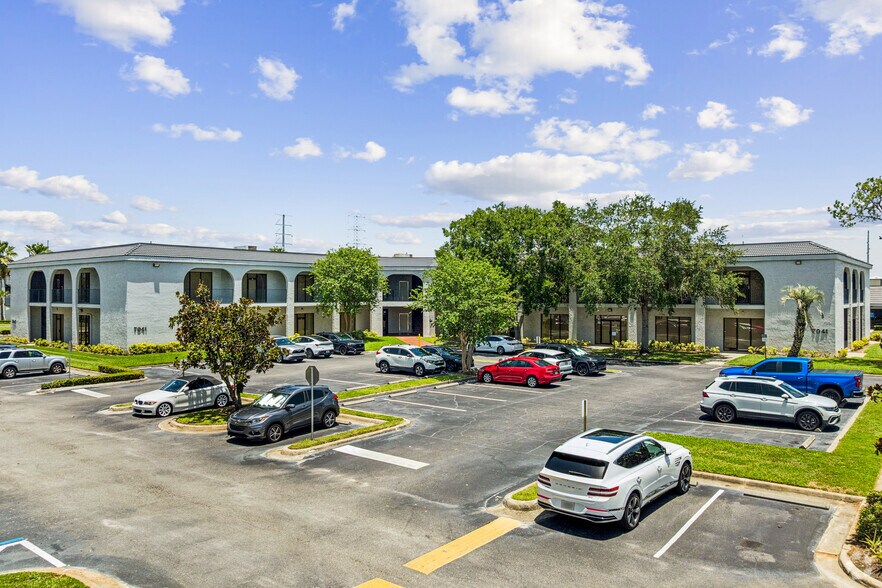 7041 Grand National Dr, Orlando, FL à louer - Photo de l’immeuble – Image 3 sur 17