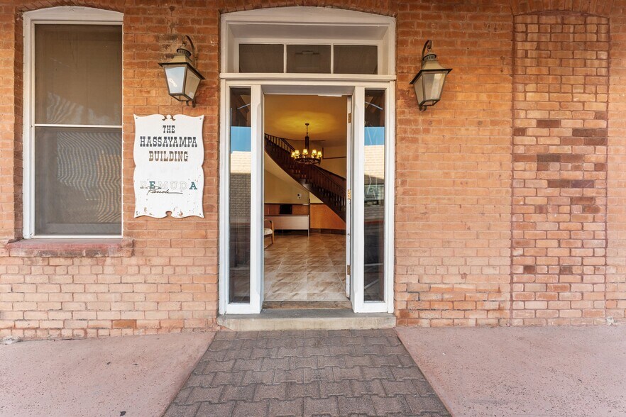 1 E Apache St, Wickenburg, AZ à louer - Photo de l’immeuble – Image 2 sur 14