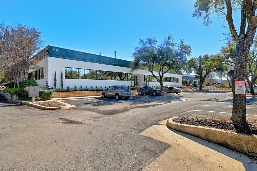 8609 Cross Park Dr, Austin, TX à louer - Photo de l’immeuble – Image 2 sur 11