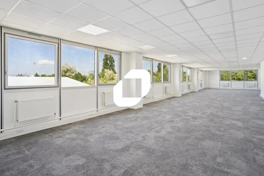 Bureau dans Fontenay-sous-Bois à louer - Photo de l’immeuble – Image 3 sur 16