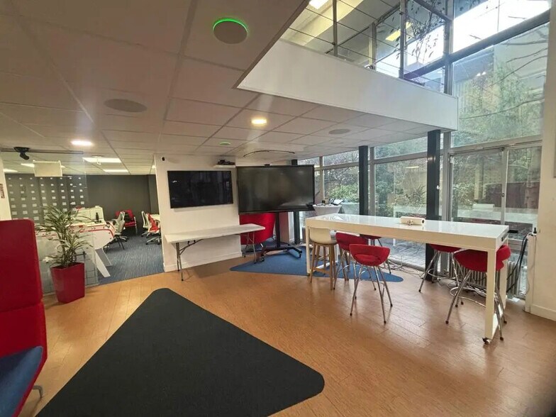 1 Rue Eugène Eichenberger, Puteaux à louer - Photo de l’immeuble – Image 2 sur 14