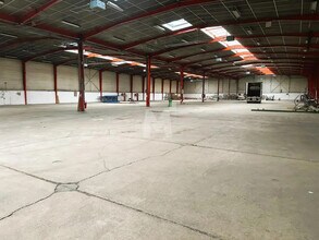 Local d’activités dans Morangis à louer Photo de l’immeuble– Image 1 sur 7