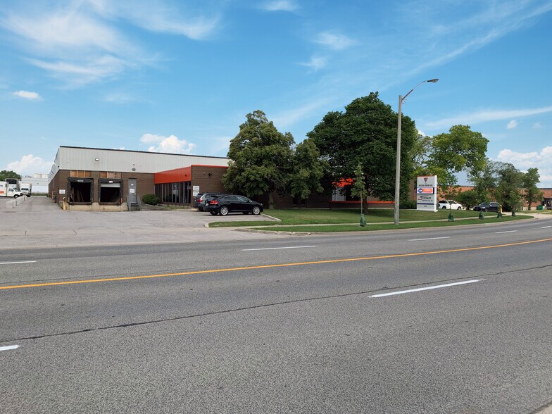 315 Attwell Dr, Toronto, ON à louer - Photo de l’immeuble – Image 1 sur 7