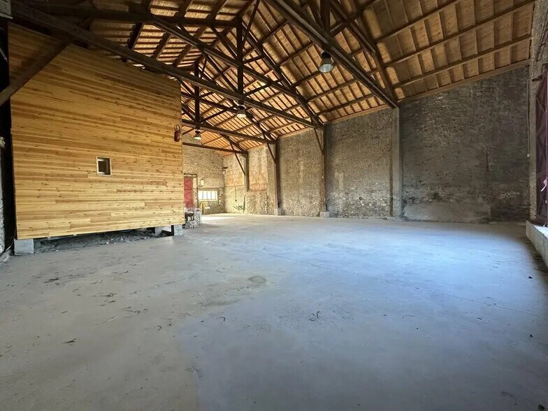 Industriel/Logistique dans Arles à louer - Photo de l’immeuble – Image 2 sur 12