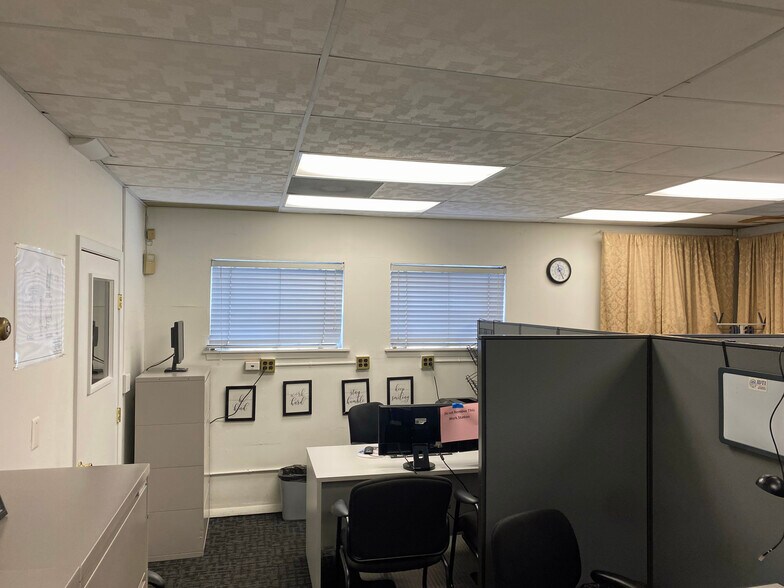 22 Broadway, Amityville, NY à vendre - Photo de l’immeuble – Image 3 sur 4