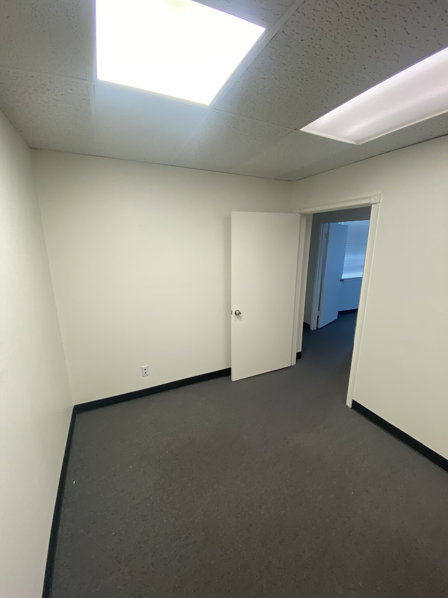 17332 Irvine Blvd, Tustin, CA à vendre Photo intérieure– Image 1 sur 3