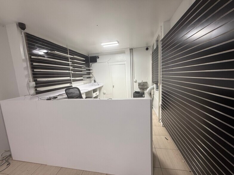 163 E 36th St, New York, NY à louer - Photo de l’immeuble – Image 3 sur 5