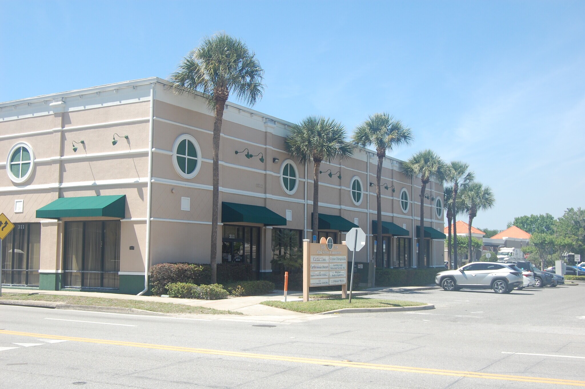 311-335 W Oak St, Kissimmee, FL à louer Photo principale– Image 1 sur 6