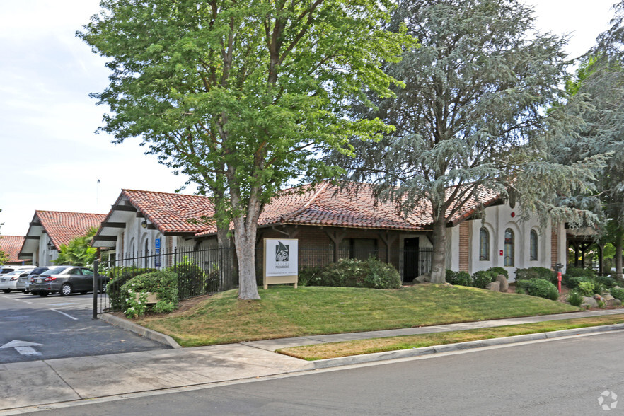 7170 N Financial Dr, Fresno, CA à louer - Photo de l’immeuble – Image 3 sur 5