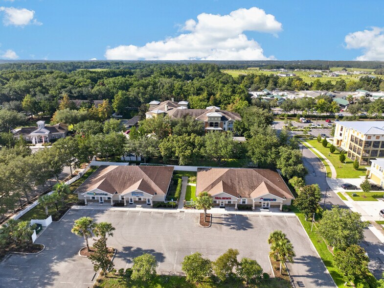 842 Highway 466, Lady Lake, FL à louer - Photo de l’immeuble – Image 2 sur 23
