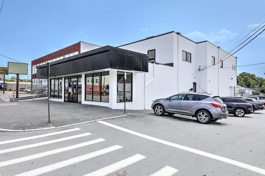 577 Warren Ave, East Providence, RI à vendre - Photo de l’immeuble – Image 3 sur 31