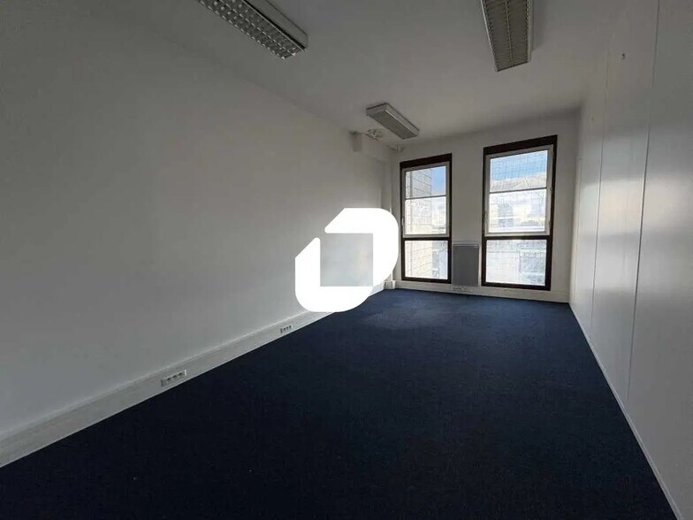 1-10 Place Charles De Gaulle, Montigny-le-Bretonneux à vendre - Photo de l’immeuble – Image 3 sur 11