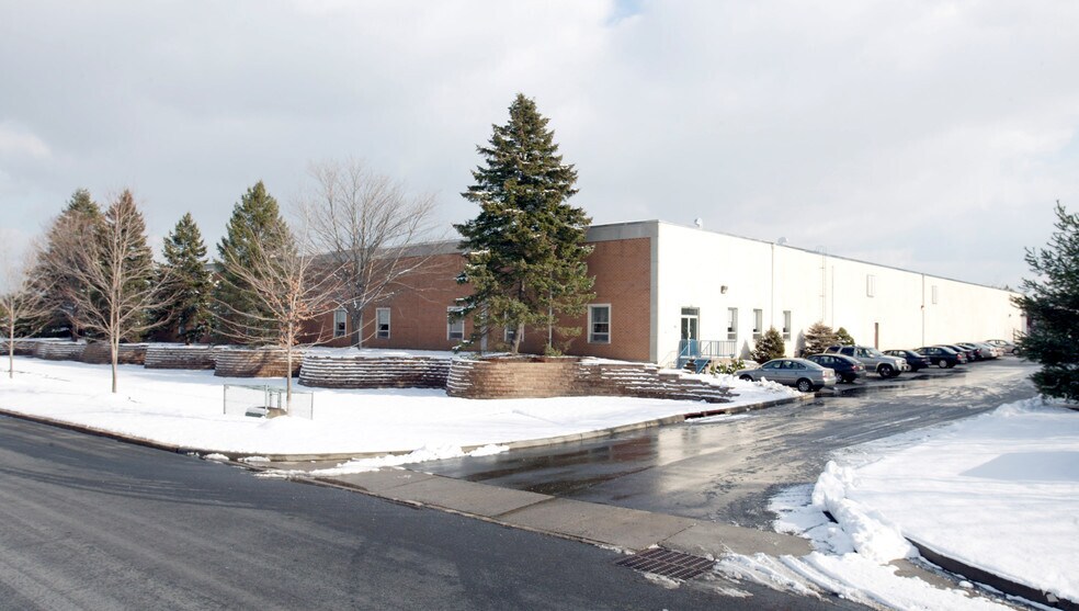 8 Elkins Rd, East Brunswick, NJ à louer - Photo de l’immeuble – Image 2 sur 2