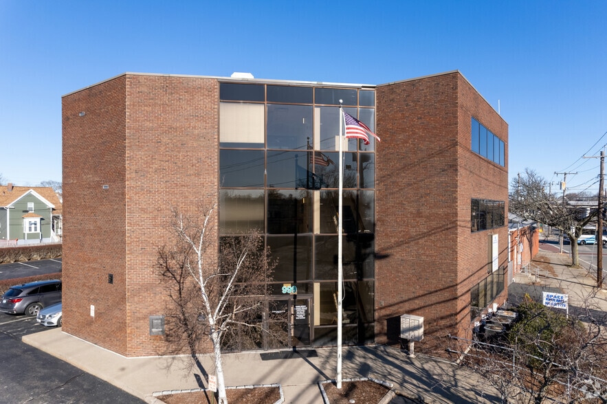 999 S Broadway, East Providence, RI à vendre - Photo principale – Image 1 sur 31