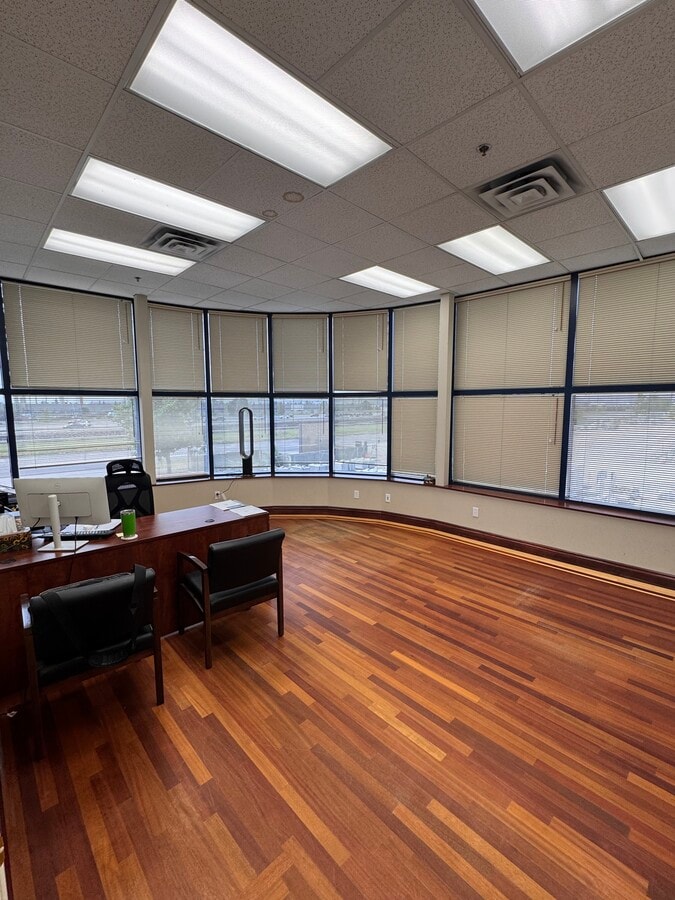 4999 43rd St SE, Calgary, AB T2B 3N4 - Lot 271/267 - - Photo intérieure - Image 1 of 8
