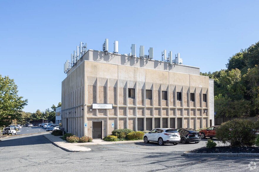 996 W Jericho Tpke, Smithtown, NY à louer - Photo de l’immeuble – Image 3 sur 6