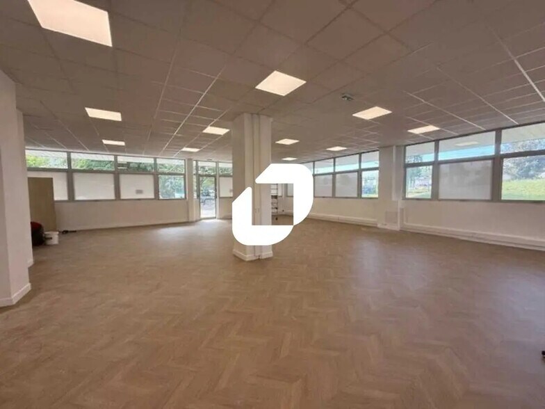 Bureau dans Osny à louer - Photo de l’immeuble – Image 3 sur 16