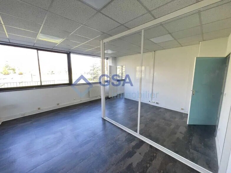 Bureau dans Évry-Courcouronnes à louer - Photo de l’immeuble – Image 1 sur 4