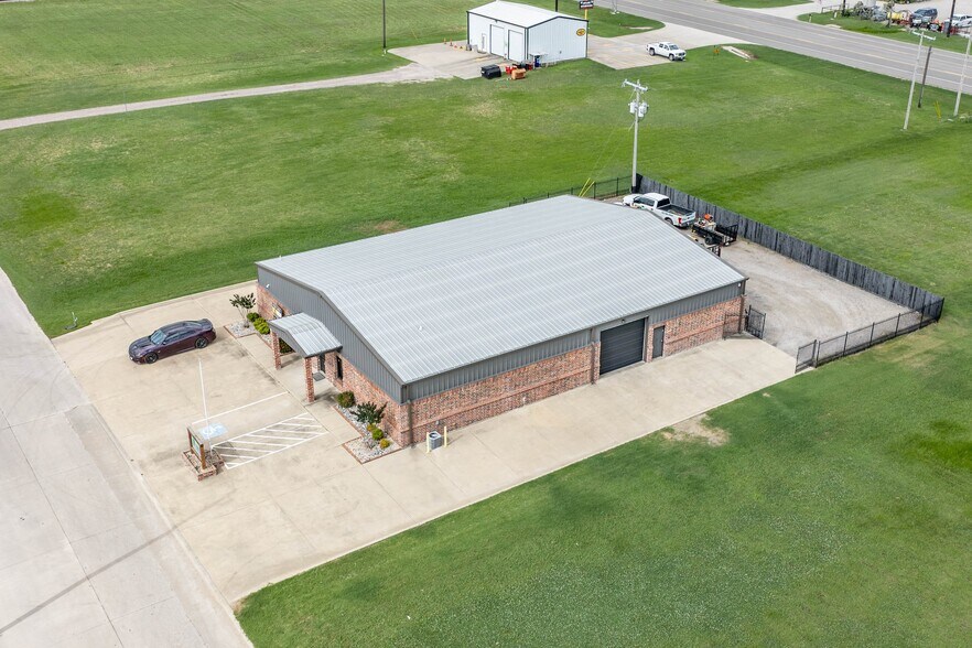1208 N Industrial Blvd, Pilot Point, TX à vendre - Photo de l’immeuble – Image 1 sur 17