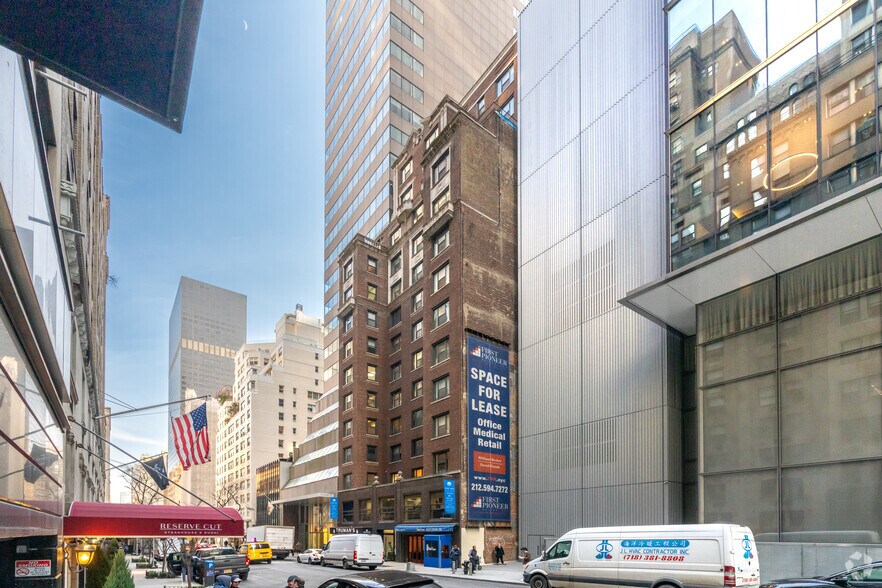 120 E 56th St, New York, NY à louer - Photo de l’immeuble – Image 1 sur 21